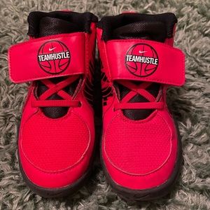 Nike Team Hustle Mid-top sneakers